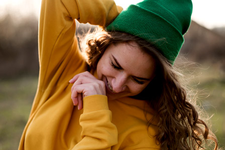 Entspannte fröhliche Frau