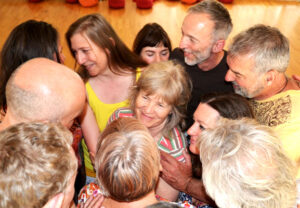 Gruppe von Menschen eng zusammen